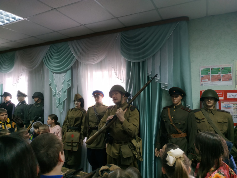 фото – Посещение интерактивной передвижной выставки, посвященную 80-летию Курской битвы.
